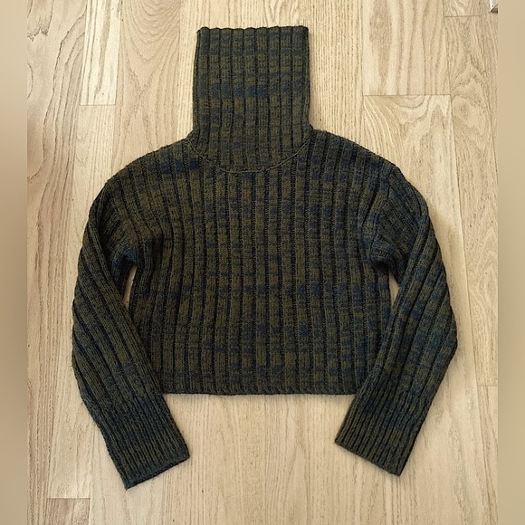 🍂UO Sweater size M - Picture 2 of 7